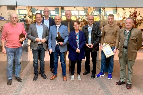 Der Schirmherr der Geflügelzuchtschau in Schupbach, Tobias Eckert (Zweiter von links), im Kreis der Ehrengäste und erfolgreichen Züchterinnen und Züchter.  Foto:Klaus-Dieter Häring © 