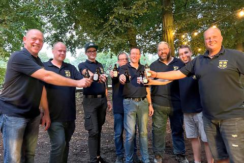 Die Organisatoren des Waldfestes stoßen auf das 30-jährige Bestehen der Feuerwehr-Kirmesburschen an. Klaus-Dieter Häring