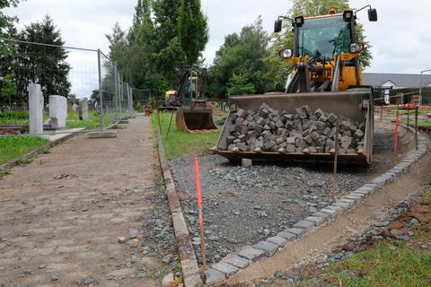 Die Gemeinde Beselich gestaltet derzeit mit großem Aufwand die Friedhöfe um. Momentan sind die Bauarbeiten dazu in Heckholzhausen und in Obertiefenbach (Foto) in vollem Gang. Wenn alles weiter nach Plan verläuft, dann können die Arbeiten dort gegen Ende dieses Jahres abgeschlossen werden.  Foto: Jürgen Vetter 