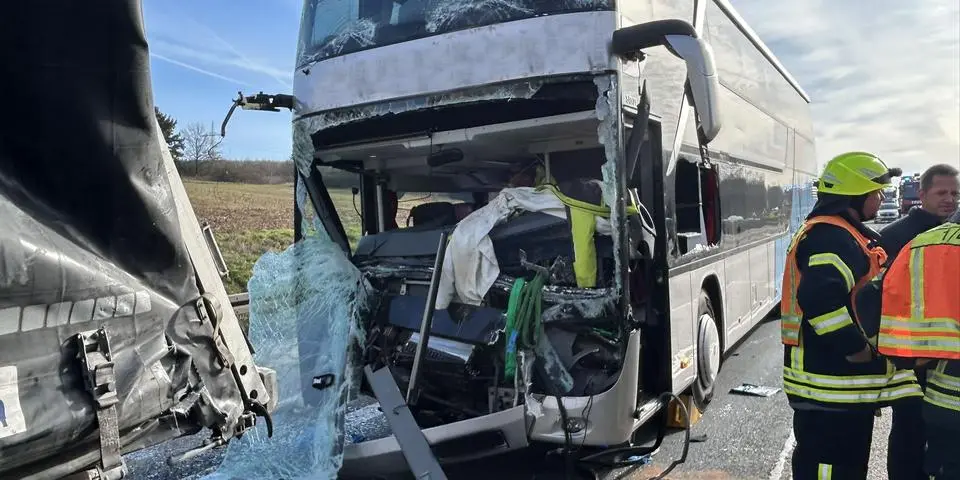 Der Fahrer des Reisebusses aus Rüsselsheim wurde eingeklemmt und so schwer verletzt, dass er in eine Klinik nach Frankfurt gebracht werden musste. © Klaus-Dieter Häring