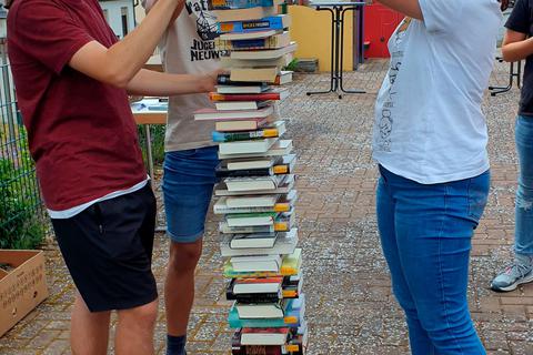 Eine wackelige Angelegenheit und gar nicht so einfach war der Bau eines Bücherturms, eine der Aufgaben der Bücher-Rallye zum Jubiläum  der Niederbrechener Bücherei.   Fotos: Ursula Königstein 