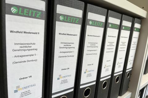 Die Unterlagen zu den geplanten Windkraftanlagen füllen bereits mehrere Ordner im Rathaus der Gemeinde Dornburg. Abgeschlossen sind die Prüfungen allerdings noch nicht.