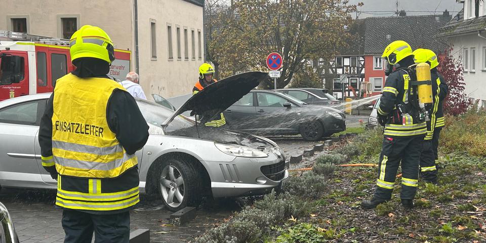 Die Feuerwehr Elbtal bei ihrem Einsatz in der Rathausstraße in Elbtal. Dort qualmte es aus dem Motorraum eines Pkws. © Klaus-Dieter Häring