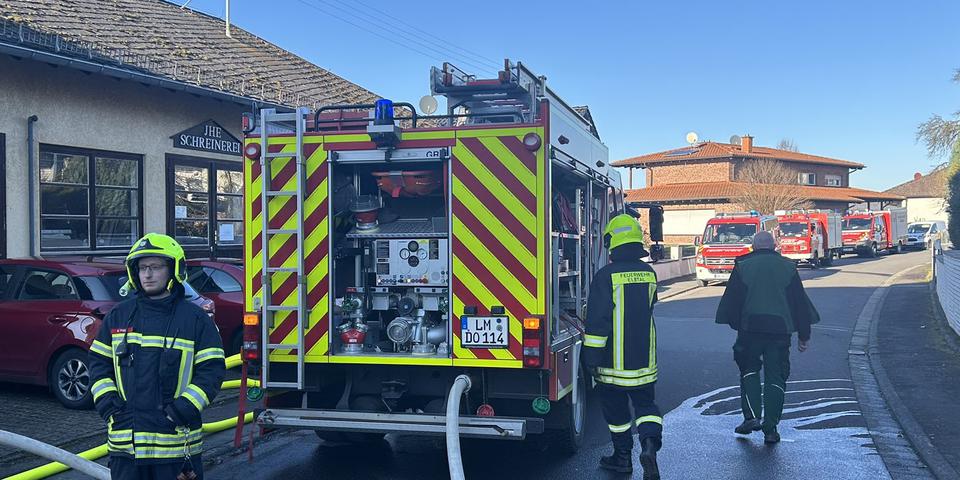 Über drei Stunden dauerte der Heizöleinsatz der Elbtaler Feuerwehr am Freitagnachmittag. © Klaus-Dieter Häring