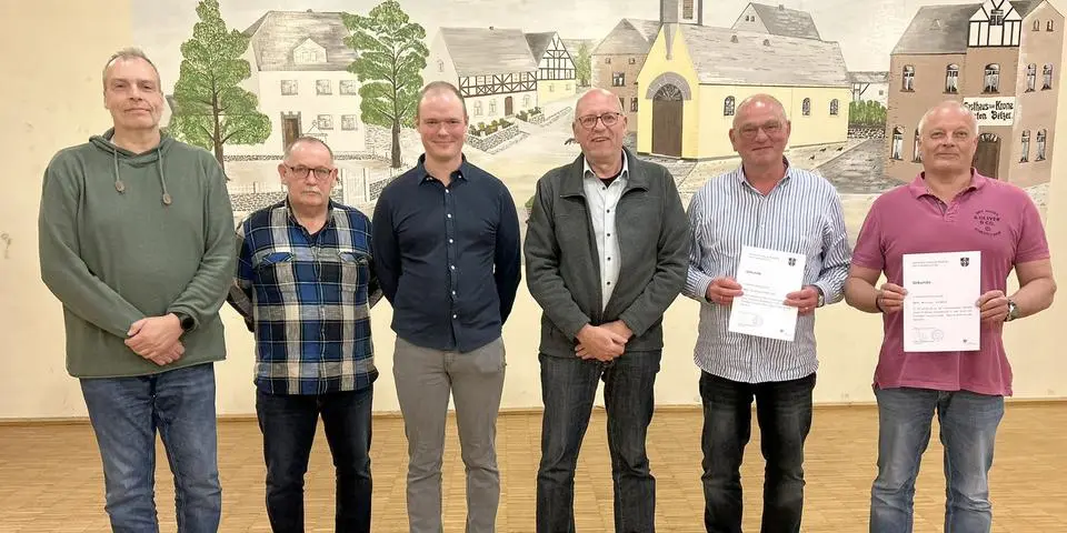 Gemeindebrandinspektor Jürgen Röhrig (von links) sowie von der Feuerwehr Axel Winkler, Steffen Parsche und von der Gemeinde Joachim Bäcker zeichnen Stefan Orschel und Michael Zuber für langjährige Mitgliedschaft aus - Foto: Klaus-Dieter Häring
