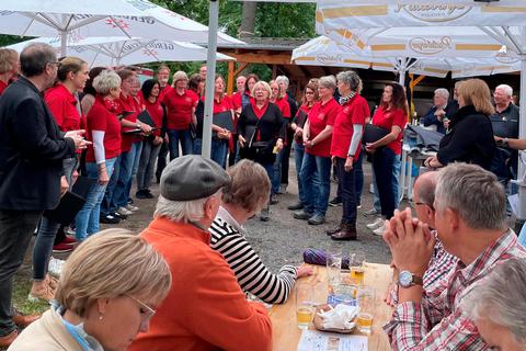 Idyllisches Ambiente am Freitag zum Weinfest in den Elzer Anlagen mit einigen Hundert Gästen. Fotos: Bernd Lormann 