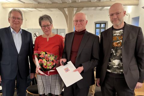 Für sein besonderes Engagement für die Gemeinde Elz erhielt Henry Klinger (Dritter von links) den Landesehrenbrief von Jörg Sauer. Mit dabei waren Klingers Frau Bärbel und Sohn Gunter.