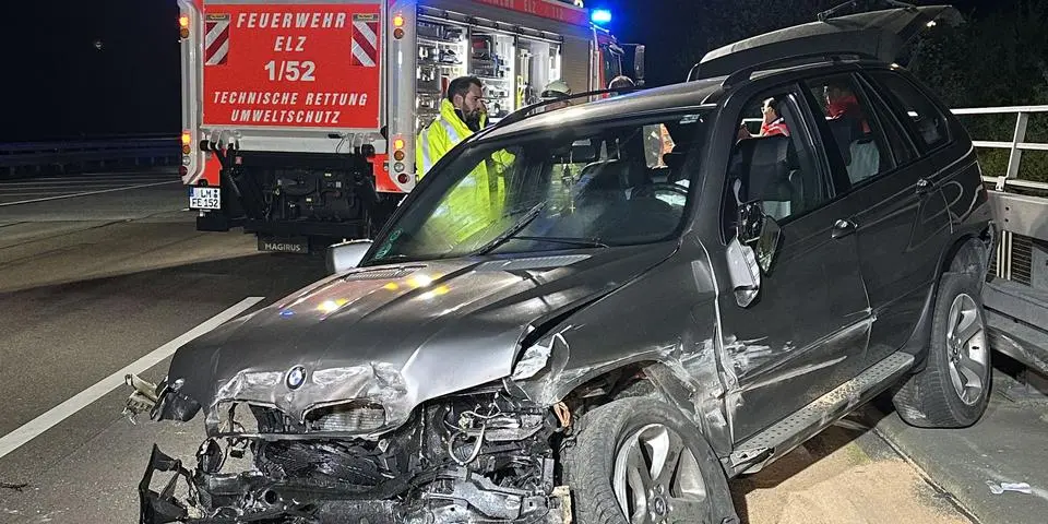 Völlig zerstört blieb der Pkw nach dem Unfall auf der A 3 an der Leitplanke liegen. © Klaus-Dieter Häring