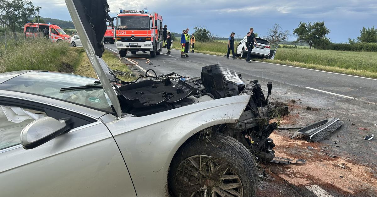 Sechs-Verletzte-bei-schwerem-Unfall-auf-der-B8-bei-Elz