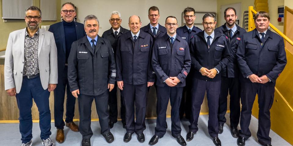 Jede Menge Ehrungen bei der Elzer Feuerwehr: Bürgermeister Matthias Schmidt, Landrat Michael Köberle, Gemeindebrandinspektor Hilmar von Schenck und Kreisverbandsvorsitzender Thomas Schmidt überreichten an Jürgen Meyer, Jens Schneider, Roberto Ingiulla, Heiko Eisenbach, Jens Heimann, Dennis Schermuly, Christoph Hunsänger (alle von links) © Klaus-Dieter Häring