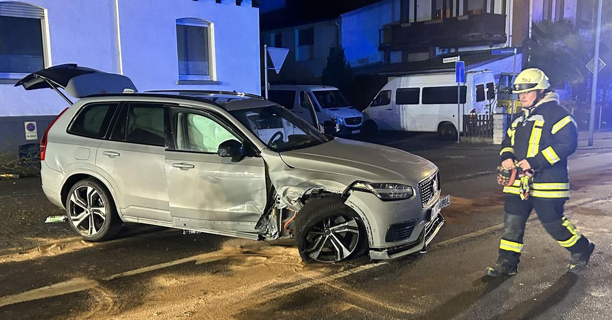 Nach-Linksabbiegen-Unfall-auf-der-B8-mit-acht-Verletzten