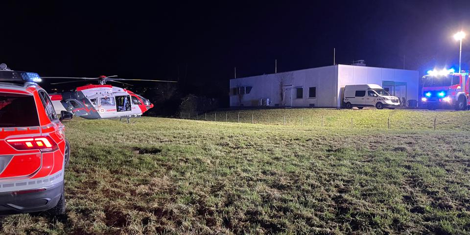 Der Rettungshubschrauber ist an Heiligabend auf der Wiese zwischen Fleckenberg und Offheimer Straße in Elz gelandet. © Freiwillige Feuerwehr Elz