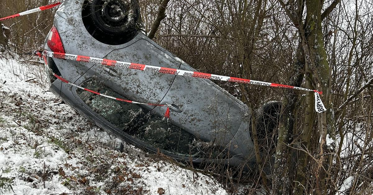 Opel-Corsa-ger-t-ins-Schleudern-Fahrer-bleibt-unverletzt