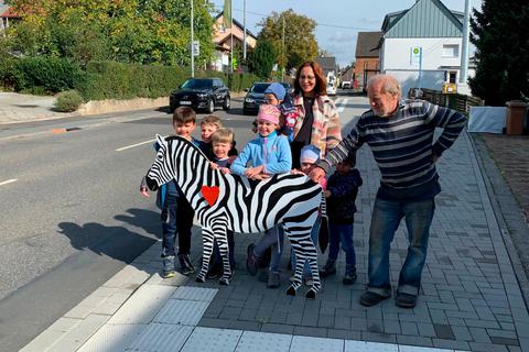 Ein Zebra ist da, der Streifen fehlt. Dabei fordern die Faulbacher seit Langem, dass die Ortsdurchfahrt verkehrsberuhigt wird, sagt der Grünen-Stadtverordnete Eckhardt Egenolf. Foto: Anken Bohnhorst 