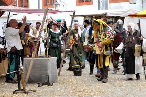 Schon zur Eröffnung des Mittelaltermarktes zeigen sich die Akteure nach dem Umzug in ihren historischen Gewändern. 