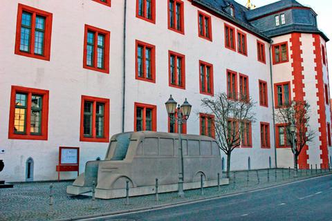 Eine Kopie des Monuments, das der Kasseler Künstler Horst Hoheisel gemeinsam mit Andreas Knitz geschaffen hat und das im Frühjahr 2018 vor dem Schloss stand, soll auf dem Bahnhofsplatz der Stadt aufgestellt werden.  Archivfoto: Dieter Fluck 