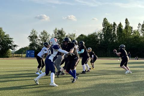 Noch bis Ende September darf das Damen-Football-Team der Black Goats Hadamar auf dem Sportplatz in Steinbach trainieren.