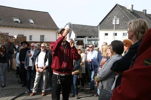 Über 100 Menschen sind nach Heringen gekommen, um von den Schicksalen der früheren jüdischen Mitbürger zu erfahren. Markus Streb zeigt Fotografien.
