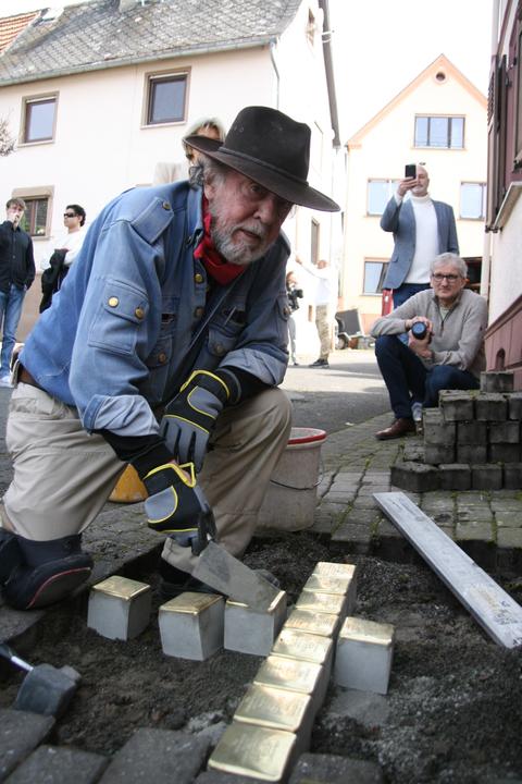 Gunter Demnig verlegt vor dem Haus in Hünfelden Stolpersteine.
