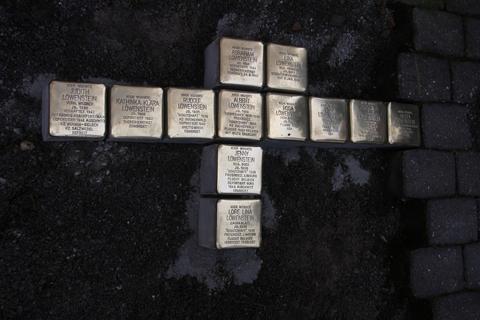 Zwölf Namen, zwölf Opfer der Nazi-Diktatur.