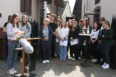 Die Schüler haben das Wort. Bürgermeisterin Silvia Scheu-Menzer (Dritte von links) hört interessiert zu.
