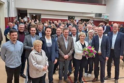 Silvia Scheu-Menzer (vordere Reihe, Dritte von rechts) genoss die Wahlparty in Kirberg gemeinsam mit ihrer Familien und den Amtskollegen aus Gemeinden im ganzen Landkreis.