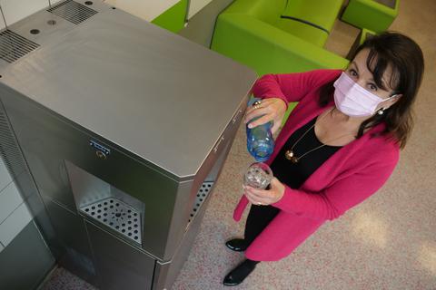 Schulleiterin Judit Lehnert probiert Wasser aus dem Wasserspender an der Freiherr-vom-Stein-Schule im Hünfeldener Ortsteil Dauborn.