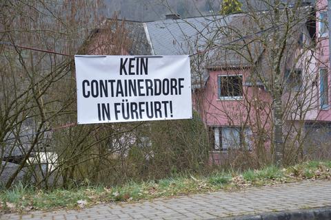 Mit Bannern und Plakaten macht die Bürgerinitiative in Fürfurt auf die Thematik aufmerksam. Sie hängen im gesamten Ort.