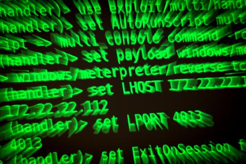 Buchstaben und Zahlen leuchten auf einem Bildschirm auf dem ein Hackerwerkzeug läuft. Unter dem Motto «Die Hacker kommen!» beginnt die Kampagne zur Informationssicherheit des niedersächsischen Innenministeriums.