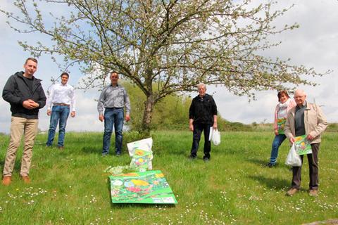 Freuen sich über die gemeinsame Aktion "Das Nassauer Land blüht" (v.l.): Jan Höhler (stellvertretender Vorsitzender des Kreisbauernverbandes), Marco Hepp (Vorsitzender des Kreisbauernverbandes), Jürgen Engel (Kreislandwirt), Norbert Hanson (Vorsitzender der Landseniorenvereinigung Limburg), Sylke Weckmann von den Landsenioren und Philipp Eckert (Vorsitzender der Landseniorenvereinigung Oberlahn).  Foto: Landseniorenvereinigung/Kreisbauernverband 