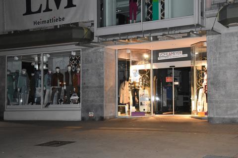 Nur die wenigsten Geschäfte in der Limburger Innenstadt haben ihre Schaufensterbeleuchtung ausgeschaltet. Bei Vohl & Meyer ist zumindest der Einagngsbereich ein wenig angeleuchtet. Foto: Mariam Nasiripour