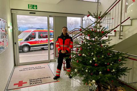 Einen Weihnachtsbaum haben sie beim DRK Limburg auch. Notfall-Sanitäter Michael Bender muss aber an den Festtagen auch immer wieder zu Einsätzen ausrücken.  