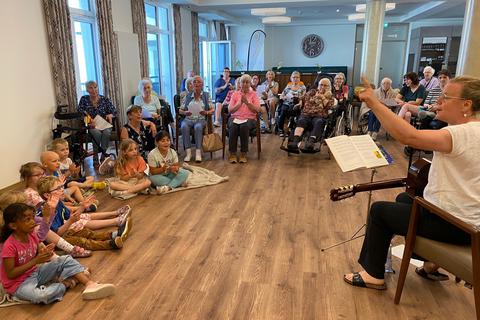 Ein großer Auftritt: Dorothee Laux hat im Seniorenzentrum Wohnstadt Limburg die Bewohner und Kitakinder von St. Marien zum Singen gebracht. 