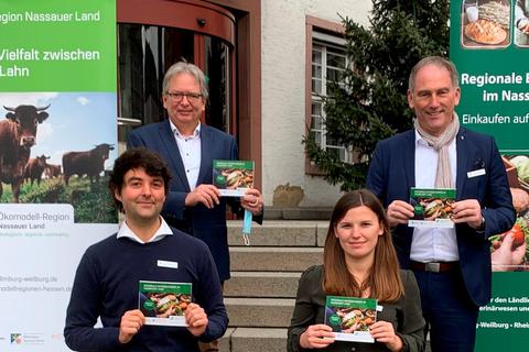 Der Erste Kreisbeigeordnete Jörg Sauer (hinten v.l.) und Landrat Michael Köberle sowie Sander Hoogendam (vorne v.l.) und Anna Bernhardt präsentieren die Broschüre "Regionale Entdeckungen im Nassauer Land".  Foto: Landkreis Limburg-Weilburg 