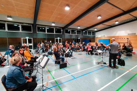 Sie haben in den vergangenen Wochen bei ihren Proben das Pfingstprogramm vorbereitet: die Musiker des Blasorchesters aus Runkel. Foto: Blasorchester 