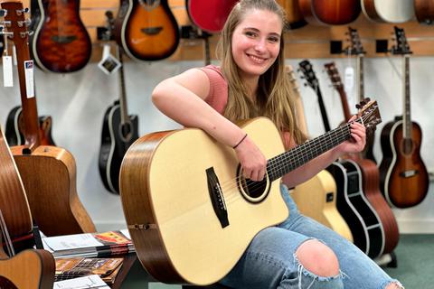 Antonia Schütz wird ihren Kultur-Zuschuss vielleicht für ein neues Musikinstrument anlegen - die Gitarren hat sie bei Musik Sandner in Limburg schon ausprobiert. Anette in Concas