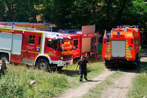 Waldbrand: Feuerwehrleute aus Selters, Limburg, Weilburg, Villmar, Weilmünster, Brechen, Hünfelden und Gräveneck sind im Einsatz, um die Flammen zu löschen.
