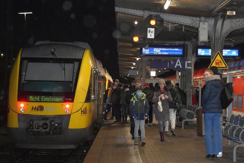 Beim Thema Aufhebung der Maskenpflicht in Bus und Bahn teilen sich die Ansichten der Fahrgäste am Limburger Hauptbahnhof in zwei Lager. Die einen freuen sich über die neu gewonnene Freiheit und die anderen gehen auf Nummer sicher und tragen weiterhin einen Mundschutz. 