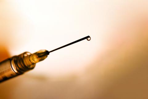 Eine Flüssigkeit tropft aus der Kanüle einer Spritze. Sollte es eine allgemeine Impfpflicht gegen das Coronavirus geben? Symbolfoto: dpa