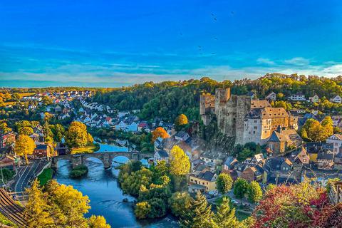 Beim Blick von oben sieht man der Lahn bei Runkel die schlechte Qualität des Wassers nicht an. © Daniel Hoß