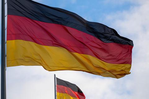 Deutschlandfahnen wehen am 3. Oktober im Wind. Foto: dpa 