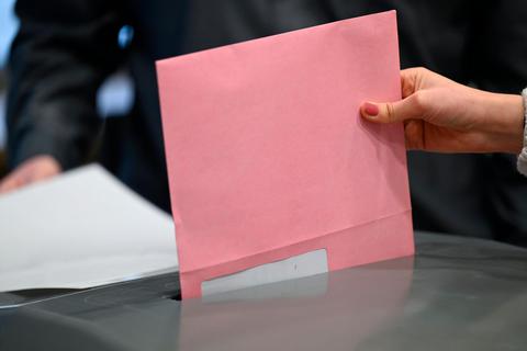 Die Wähler können am 14. März mit ihren Stimmen dafür sorgen, dass der Frauenanteil in den Parlamenten in Städten und Gemeinden steigt.  Symbolfoto: Arne Dedert/dpa  