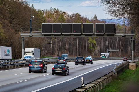 Fast alle sieben Minuten hat statistisch in 2022 die stationäre Radaranlage am Elzer Berg auf der A3 zwischen Rheinland-Pfalz und Hessen geblitzt, was dem Land Hessen Millioneneinnahmen beschert hat.