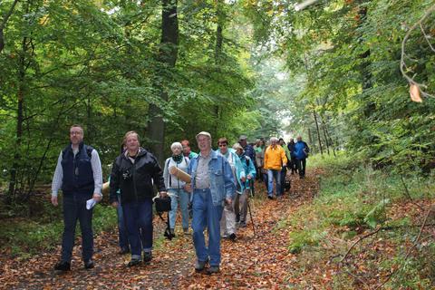 Wandern entlang der Grenzen von Weilm&uuml;nster: &Uuml;ber 50 Teilnehmer sind auf eine historische Reise gegangen.  Foto: Henche