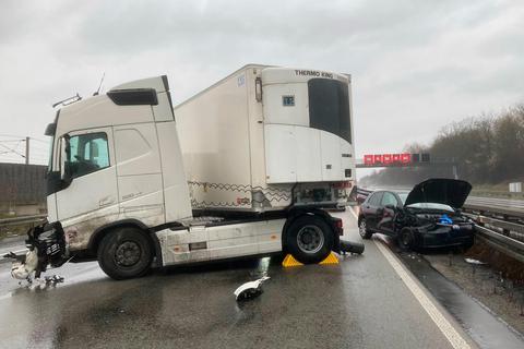 Der Laster blieb nach dem Unfall quer über Fahrbahnen liegen. Foto: Klaus-Dieter Häring 