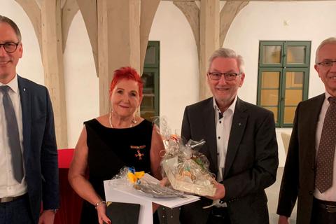 Übergabe der Landesehrenbriefe (v.l.): Landrat Michael Köberle, Ingrid Friedrich, Gerd Hammrich und der Elzer Bürgermeister Horst Kaiser. Foto: Kreis Limburg-Weilburg 