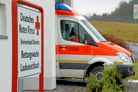 Ein Krankenwagen fährt aus der Rettungswache des DRK-Kreisverbands Oberlahn in Laubuseschbach zum Einsatz. Was die Rettungsanitäter vor Ort erwartet, wissen sich meist nicht genau – auch nicht, ob sie angefeindet werden.