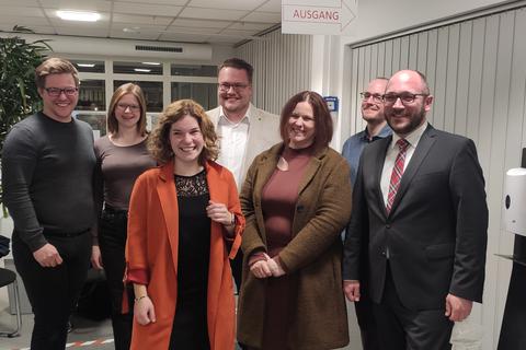 Maren Busch (Dritte von links) mit Freunden und Unterstützern kurz nach ihrem Wahlsieg im Bürgerbüro der Verbandsgemeinde Diez. Ihren Sieg feierte die 26-Jährige anschließend bei „Schmidt’s“ in Diez. 