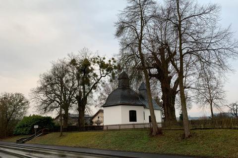 Die betroffenen zwei Linden befinden sich auf dem Foto links von der Kreuzkapelle in Niederzeuzheim. Foto: Stadtmarketing Hadamar 