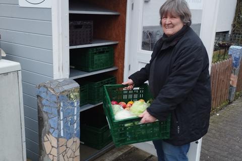 Kostenlos und für jeden zugänglich: Anne Olschewski füllt den Fairteiler an ihrem Haus in Staffel regelmäßig mit Lebensmitteln, die sonst weggeworfen würden. 